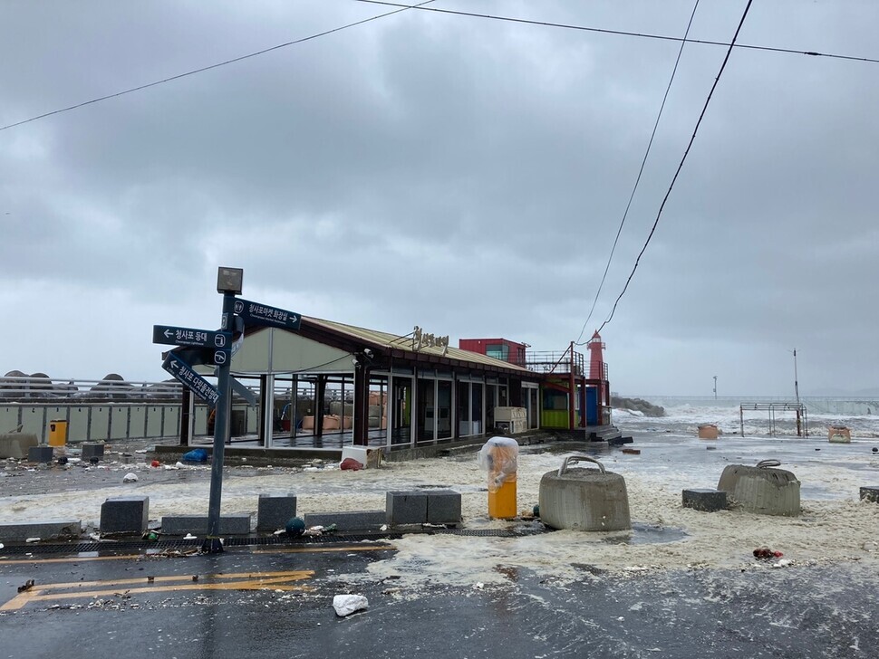 A bus station in Busan’s Haeundae District in the aftermath of Typhoon Haishen on Sept. 7. (provided by the Busan Metropolitan Police Agency)