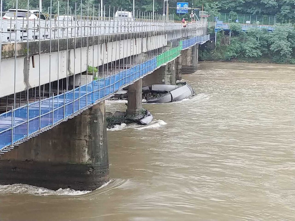 지난 8월6일 강원 춘천 의암호에서 경찰선과 행정선 등 3척이 전복돼 의암댐 수문으로 휩쓸리는 사고로 5명이 숨지고 1명이 실종됐다.  강원소방본부 제공