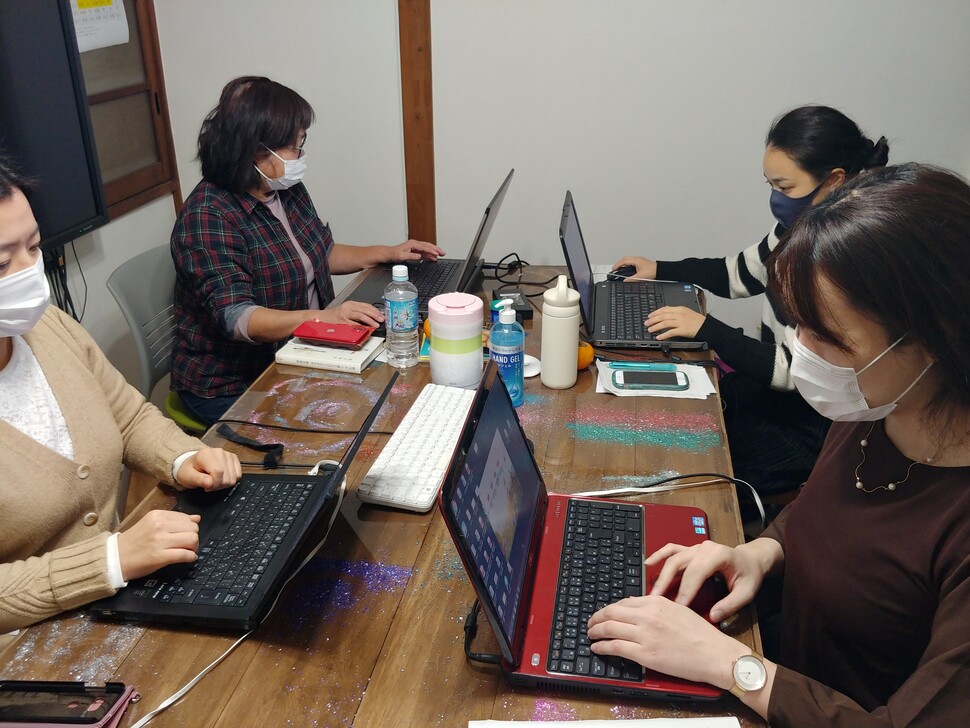 일본에서 거의 유일하게 디지털성범죄 피해자들을 지원하는 PAPS활동가들. PAPS 제공
