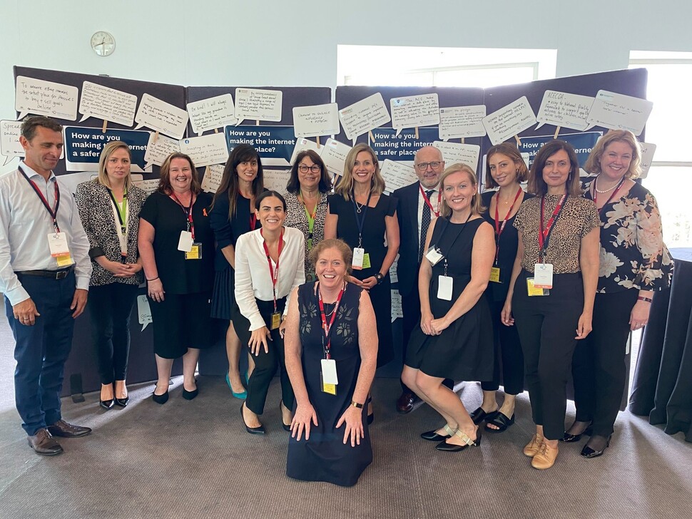 2019년 ‘안전한 인터넷의 날’ 행사를 진행한 오스트레일리아 인터넷안전위원회 직원들. 이세이프티 제공