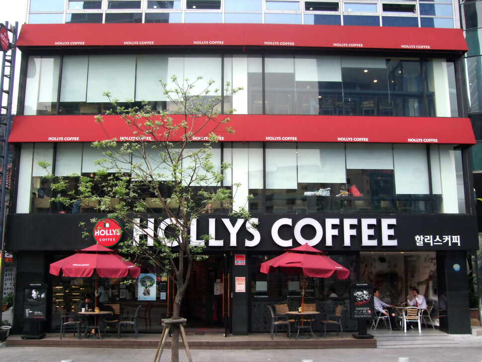 1998년에 탄생한 할리스는 국내 최초의 커피전문점 프랜차이즈로 꼽힌다. 할리스 제공 사진.