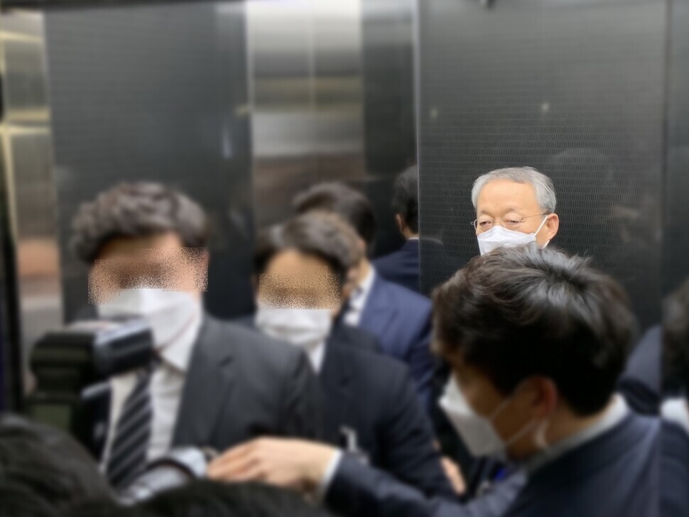 Former Minister of Trade, Industry and Energy Paik Un-gyu (far right) appears at a warrant validity review at Daejeon District Court on the afternoon of Feb. 8. (Song In-geol, Daejeon correspondent)