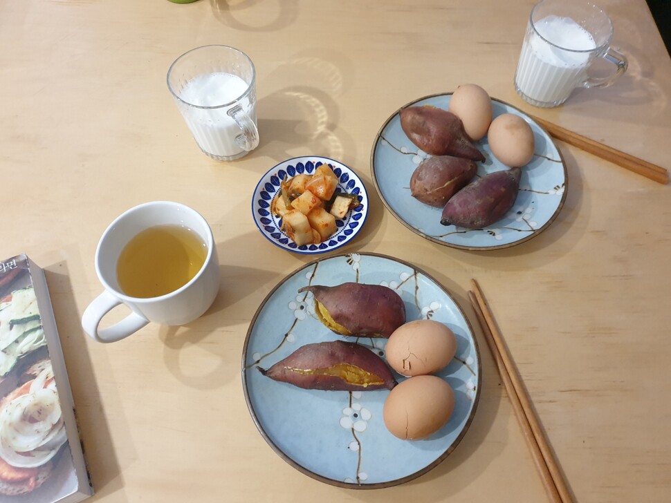 고구마 몇 개와 달걀 두 알, 우유 한 잔으로도 충분한 식사가 완성된다.