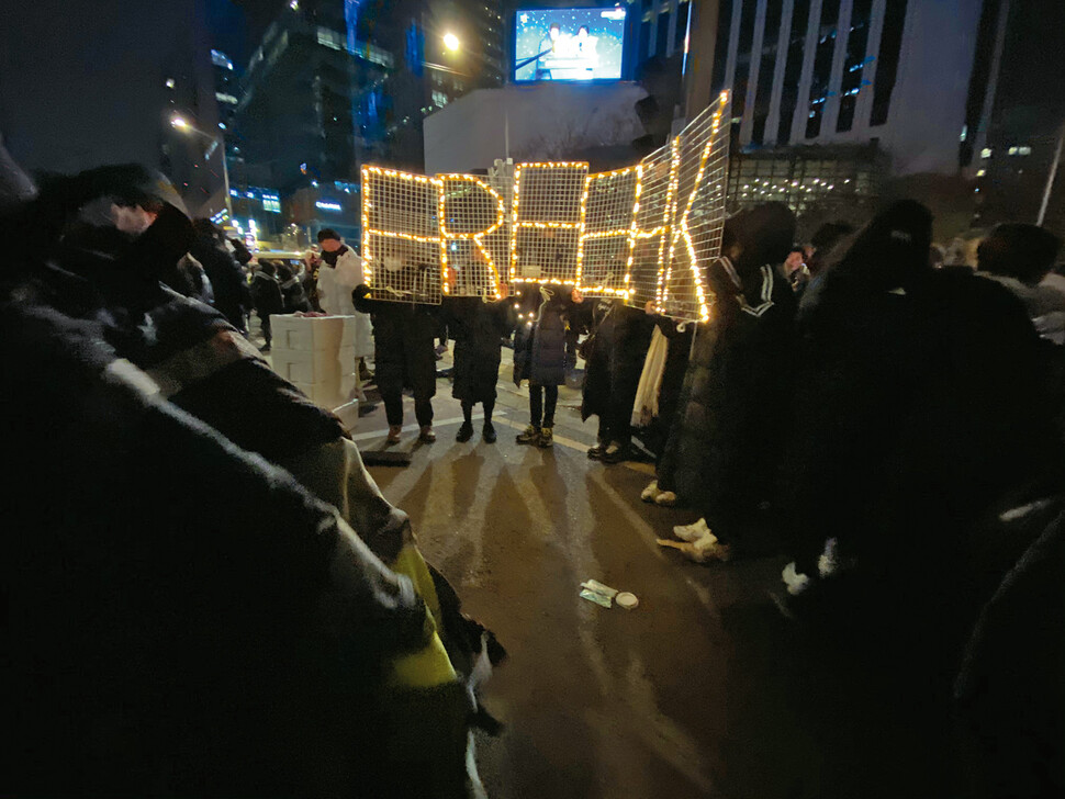 2019년 12월31일에서 2020년 1월1일로 넘어가는 밤, 한국에 체류하는 홍콩인들과 한국의 연대 활동가들이 서울 보신각에서 새해맞이 카운트다운에 맞춰 ‘FREE Hong Kong’(자유 홍콩)이라고 쓴 불빛을 밝히고 있다. 상현 제공