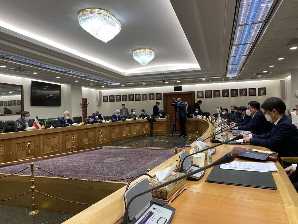 First Vice Minister of Foreign Affairs Choi Jong-kun attends a roundtable discussion with Central Bank of Iran Governor Abdolnaser Hemmati and others in Tehran on Jan. 11. (provided by the Ministry of Foreign Affairs)