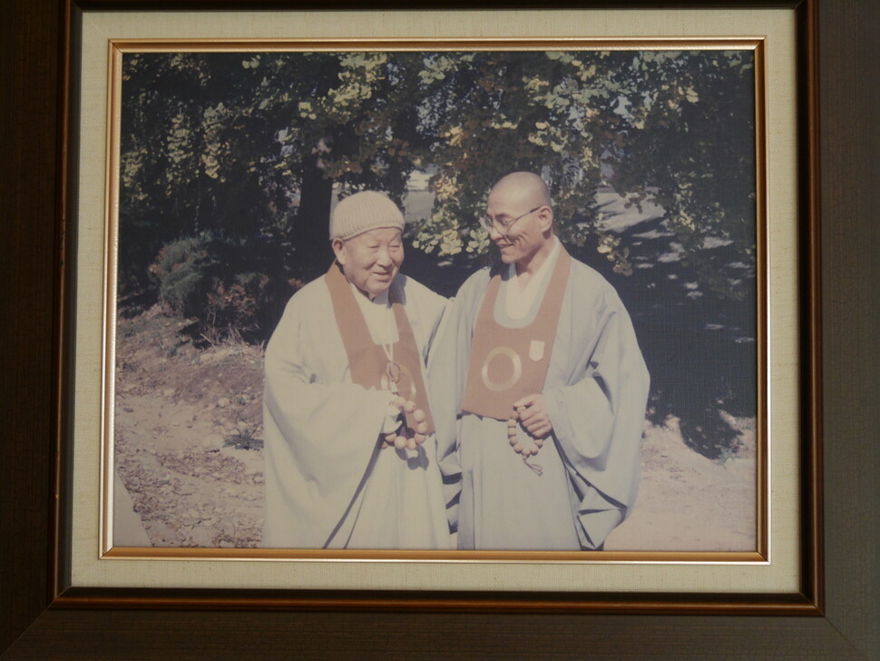 1994년 58살 나이에 대산 김대거 상사(왼쪽)로부터 원불교 종법사직을 물려받은 좌산 이광정 상사. 조현 기자