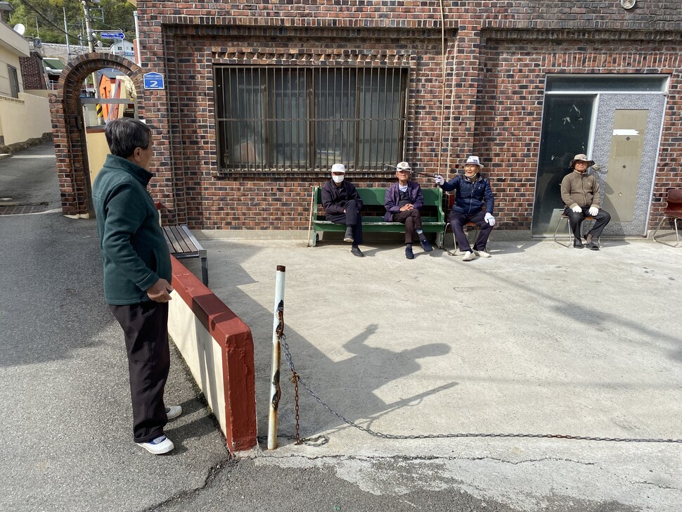 대항마을 선착장 부근 양지바른 공터에 마을 노인들이 모여 이야기를 나누고 있다. 미래당 손상우 부산시장 후보 제공
