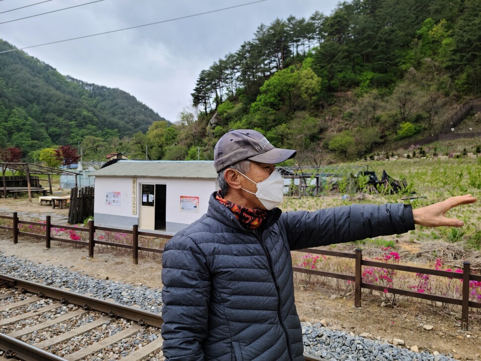 경북 봉화 원곡마을 주민 엄기배씨가 양원역과 동네 역사를 설명하고 있다.