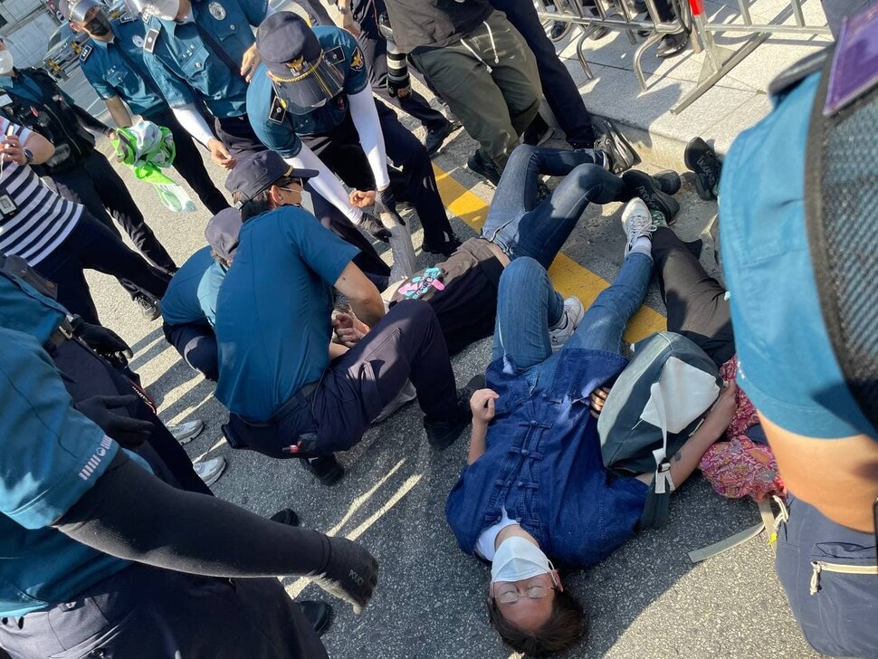 기후운동가, 대통령 수행차량에 뛰어들었다 긴급체포 - 한겨레