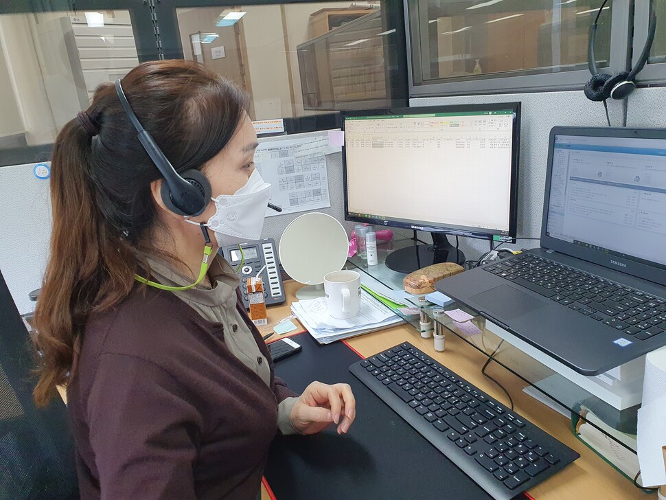 서울 마포구 다누리콜센터에서 상담원 이다와가 몽골어로 상담하는 모습. 이다와 제공