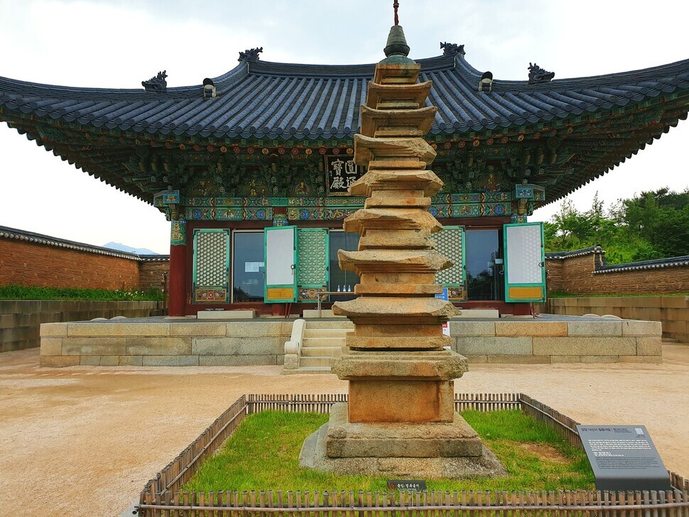 The Seven-Story Stone Pagoda and Wontongbojeon, the main hall of Naksan Temple in Yangyang, Gangwon Province (Her Yun-hee/The Hankyoreh)