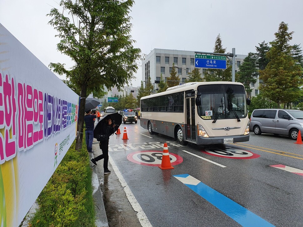 27일 낮 아프간 기여자들을 태운 버스가 충북 진천 혁신도시 국가공무원 인재개발원으로 향하고 있다. 오윤주 기자