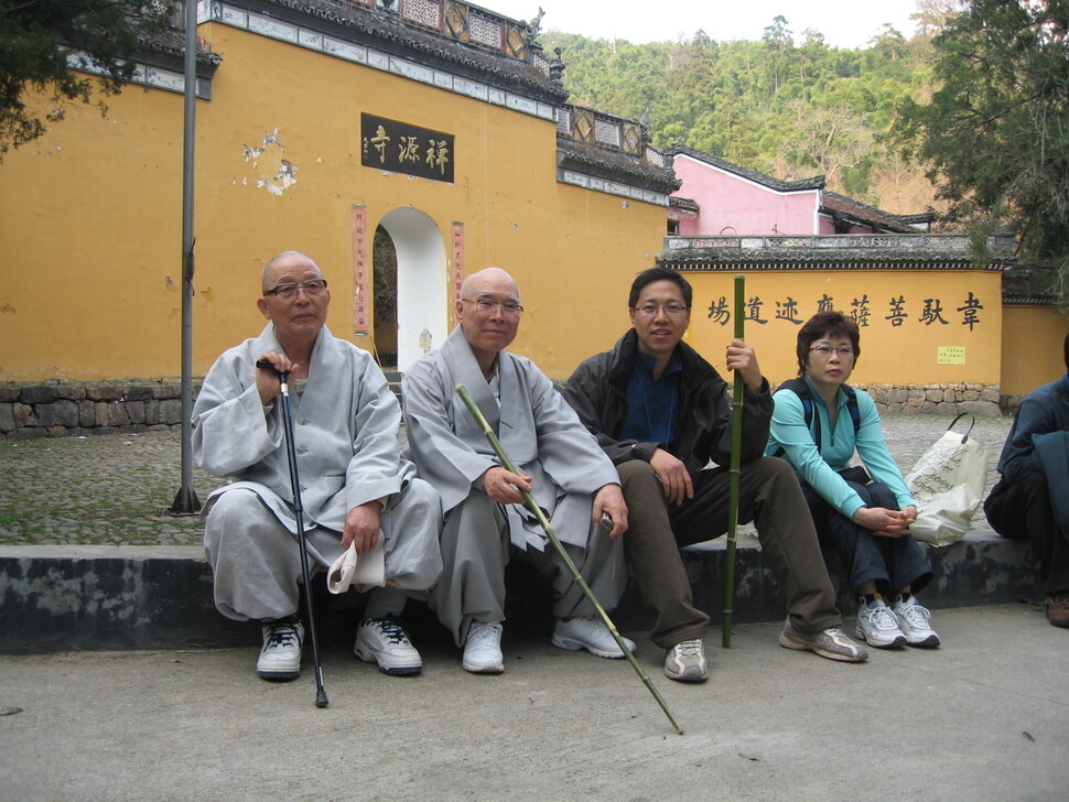 2010년 중국 선종사찰 순례 때 고우 스님(왼쪽에서 두번째)와 필자(왼쪽에서 세번째)가 잠시 쉬고있다.