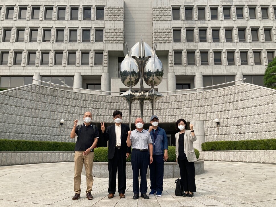 지난 7월29일 대법원에서 재심 무죄 판결을 받은 뒤 김성만(왼쪽 둘째), 양동화(가운데)씨가 동료, 후원자들과 기념사진을 찍고 있다. 양동화 제공
