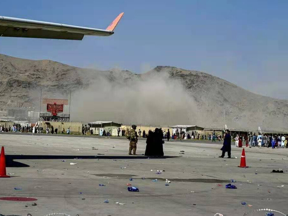 2021년 8월26일, 미군의 대규모 철수 작전이 한창이던 아프가니스탄 수도 카불의 국제공항 인근에서 이슬람 극단주의 무장집단 이슬람국가(IS)가 민간인 밀집 지역에 폭탄테러를 일으켜 연기가 피어오르고 있다. 신화 연합뉴스