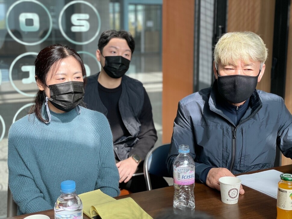 Kim Young-ran (50, left) and Lee Dong-su (58, right), parents of Lee Woo-seok, the 26-year-old who died on Sept. 26 after telling family about how he faced harassment at work, speak with the Hankyoreh on Oct. 26. (provided by D’Light Law Group)
