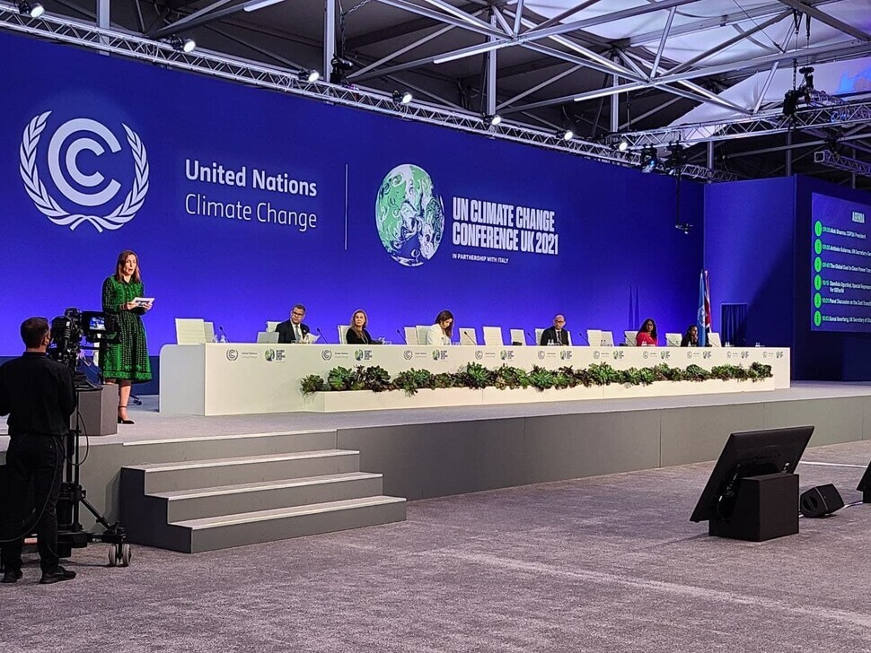 At the COP26 climate summit in Glasgow, Scotland, on Thursday, signatory countries to the UN Framework Convention on Climate Change introduce efforts they are taking to reduce coal use. (Choi Woo-ri/The Hankyoreh)