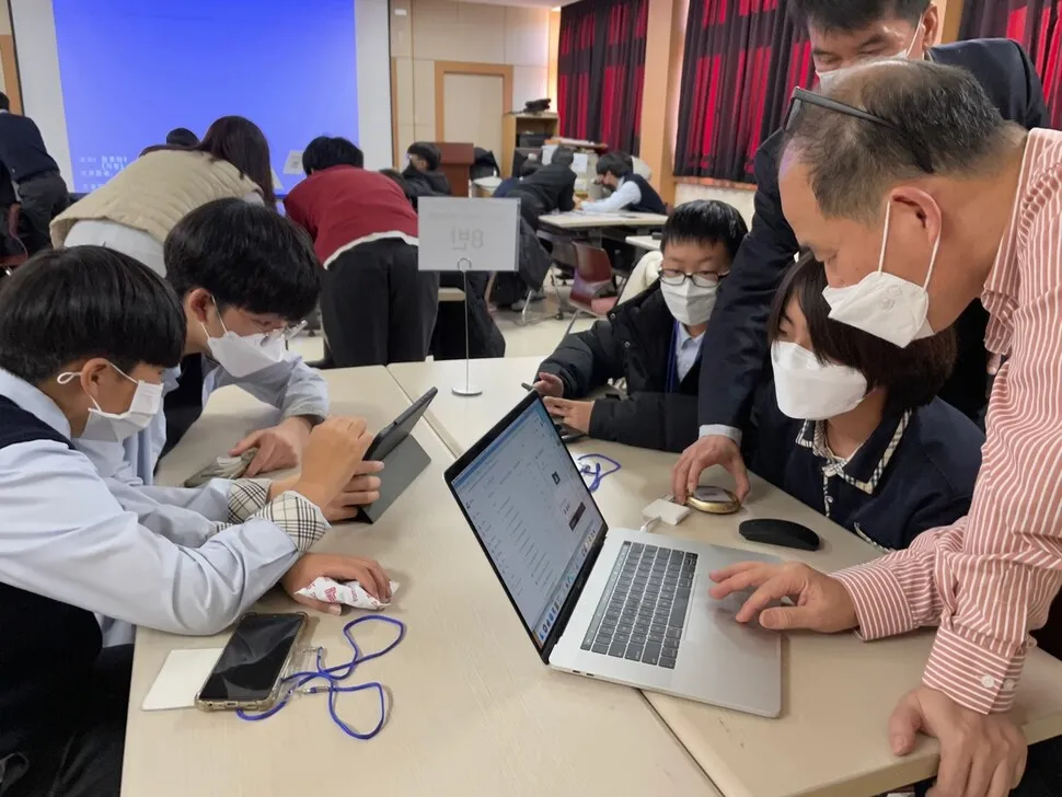 진천중학교 학생들이 임완수 대표와 함께 커맵을 만들고 있다.
