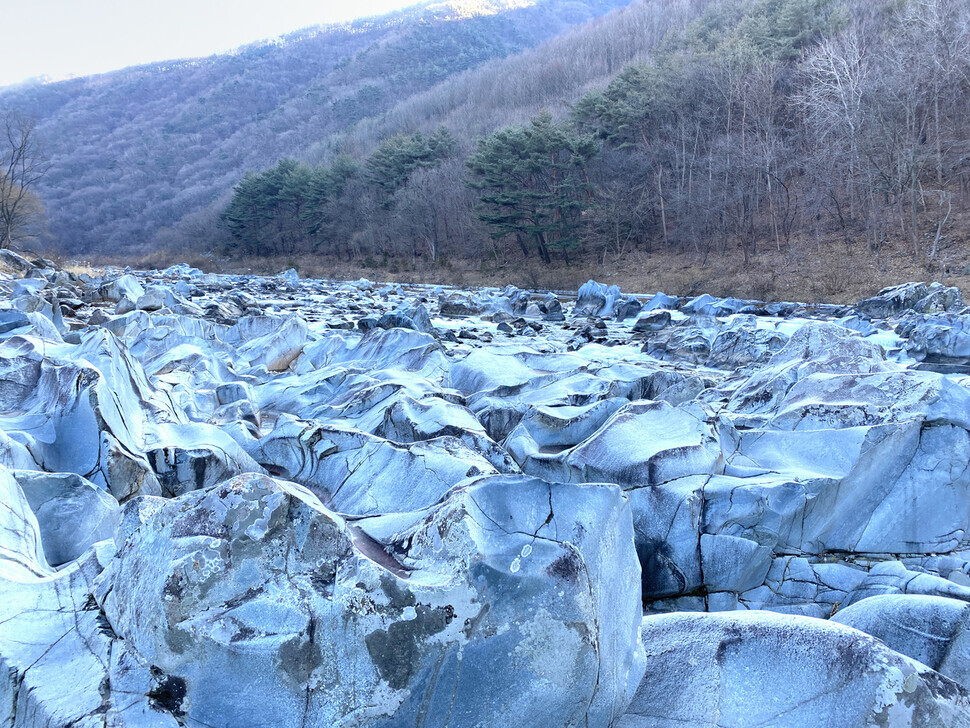 White boulders fill Baekseoktan Stream in Sinseong Valley (Her Yun-hee/The Hankyoreh)