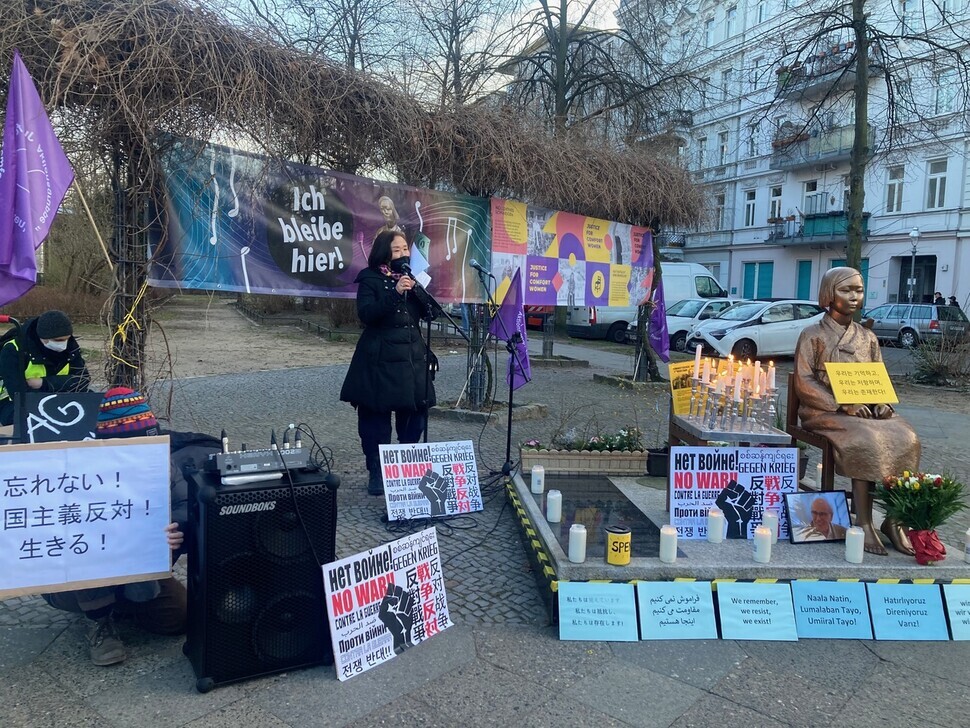 Nataly Jung-hwa Han, who heads the Korea Verband, speaks at a “feminist anti-colonial resistance rally” at the site of the Statue of Peace memorial to victims of Japan’s “comfort women” system of sexual slavery located in Mitte, Berlin. (Han Ju-yeon/The Hankyoreh)