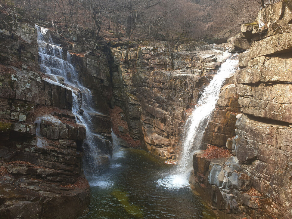 A double waterfall in Mureung Valley, off of Mount Duta (Her Yun-hee/The Hankyoreh)