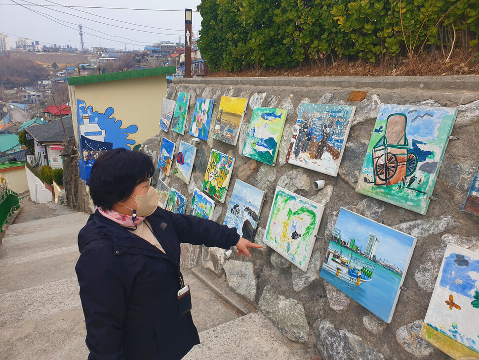 Paintings by local residents decorate a wall along Nongoldam-gil. (Her Yun-hee/The Hankyoreh)