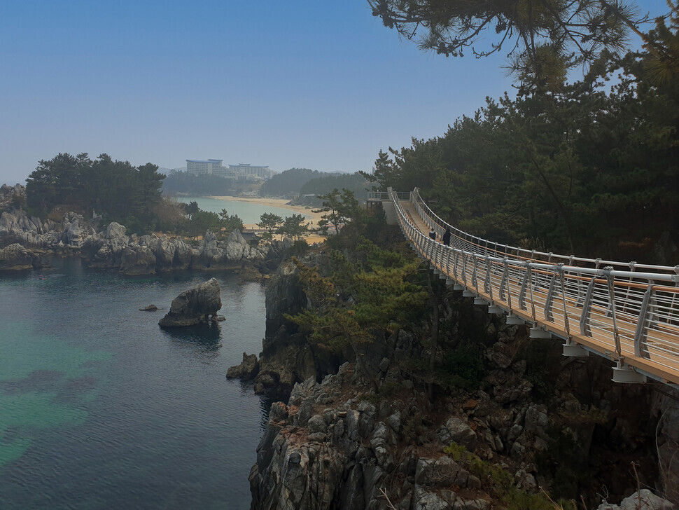 A suspension bridge spans some sections of Chuam Beach in Donghae. (Her Yun-hee/The Hankyoreh)