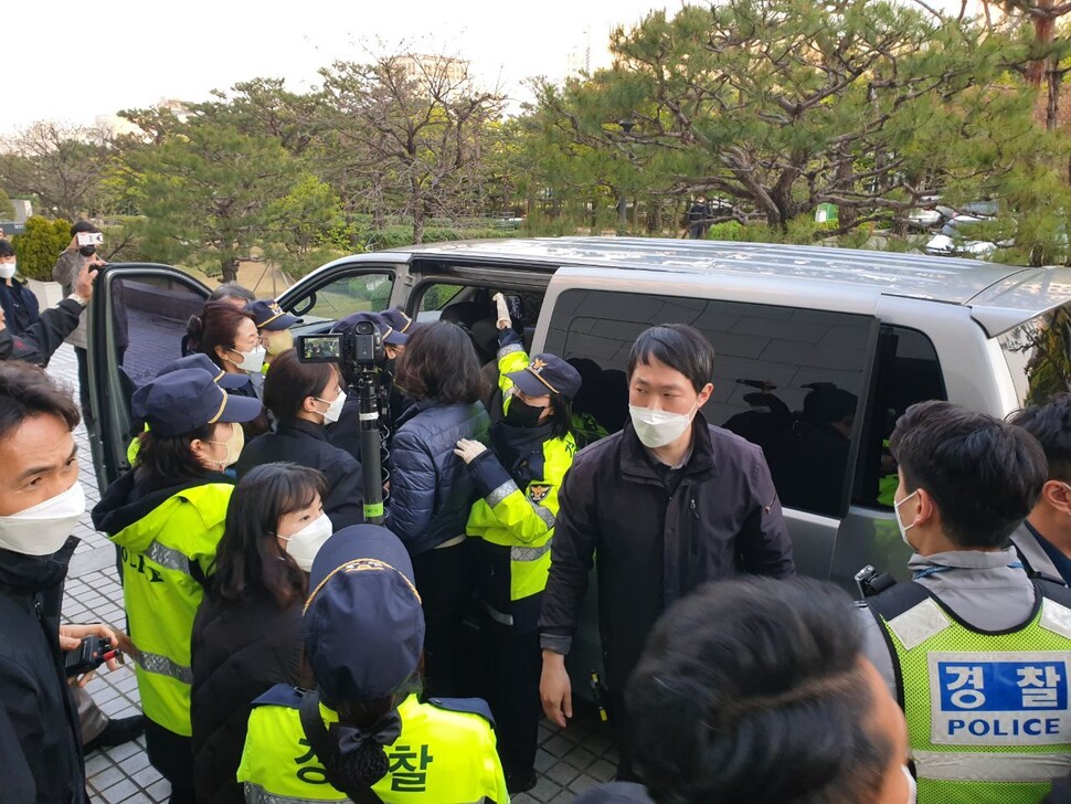 ‘김건희를 구속하라’는 시위를 15일 서울 서초구 대검찰청 기자실에서 벌인 한국대학생진보연합 회원들이 경찰에 연행되고 있다. 사진 전광준