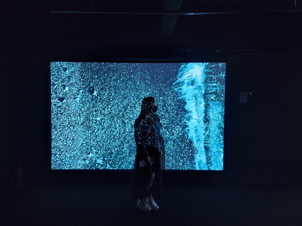 A video art piece on display at the Tongyeong Triennale provides a good spot for photos. (Her Yun-hee/The Hankyoreh)