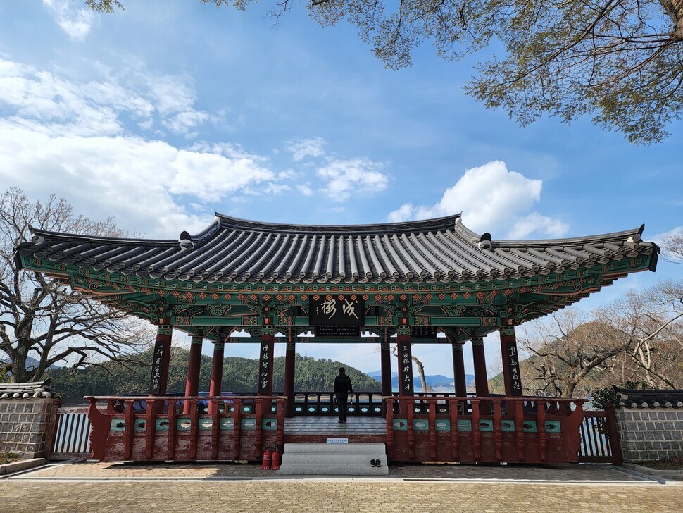 The Suru watchtower at Jeseungdang provides some shade. (Her Yun-hee/The Hankyoreh)