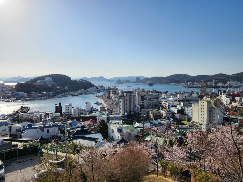 A hilltop view of Tongyeong, a port city in South Gyeongsang Province, shows the cherry blossoms in full bloom. (Her Yun-hee/The Hankyoreh)