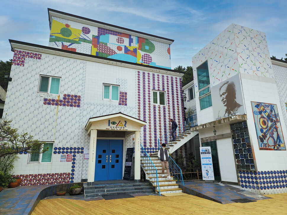 The Jeon Hyuk Lim Museum in Tongyeong is home to the Jeon Hyuk Lim special exhibit. (Her Yun-hee/The Hankyoreh)