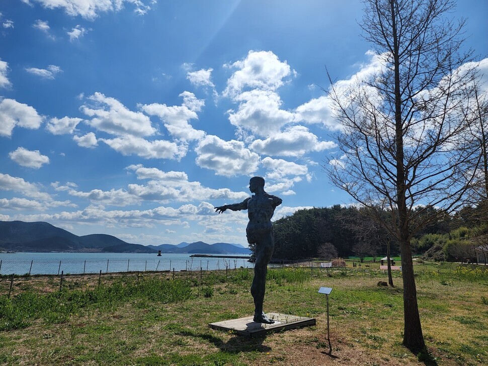 The artist Sung Baeg’s sculpture “Messenger—from there onward” can be seen in Sejahtra Forest in Tongyeong. (Her Yun-hee/The Hankyoreh)