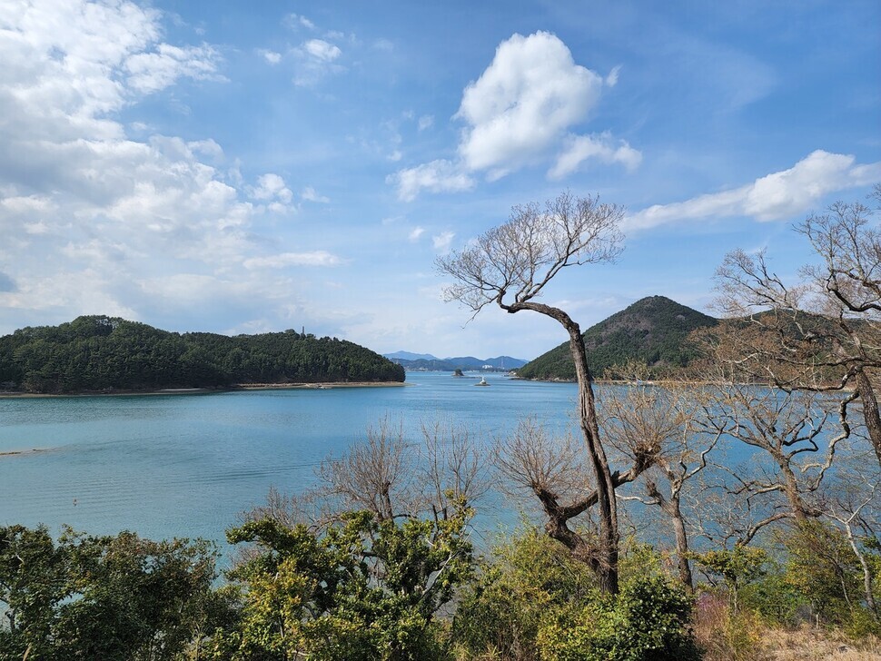 The ocean vista as seen from Jeseungdang on Hansan Island. (Her Yun-hee/The Hankyoreh)