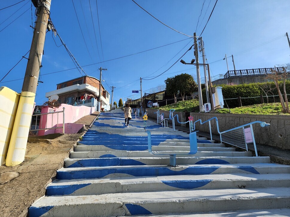 The Seopirang 99 Stairs feature quotes by the novelist Pak Kyong-ni, and climbing them provides a vantage point of the city. (Her Yun-hee/The Hankyoreh)