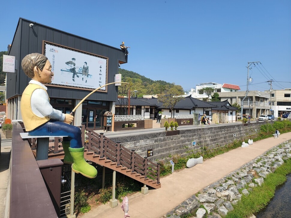 The road that winds through the so-called boarding house village in Gongju hearkens back to the aesthetics of Korea in the 1970s and 1980s. (Her Yun-hee/The Hankyoreh)