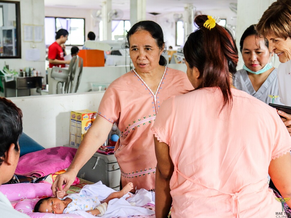 미얀마-타이 국경지대의 미얀마 이재민 의료시설 매따오클리닉의 설립자 신티아 마웅(가운데)이 신생아와 산모를 돌보고 있다. 매따오클리닉 제공