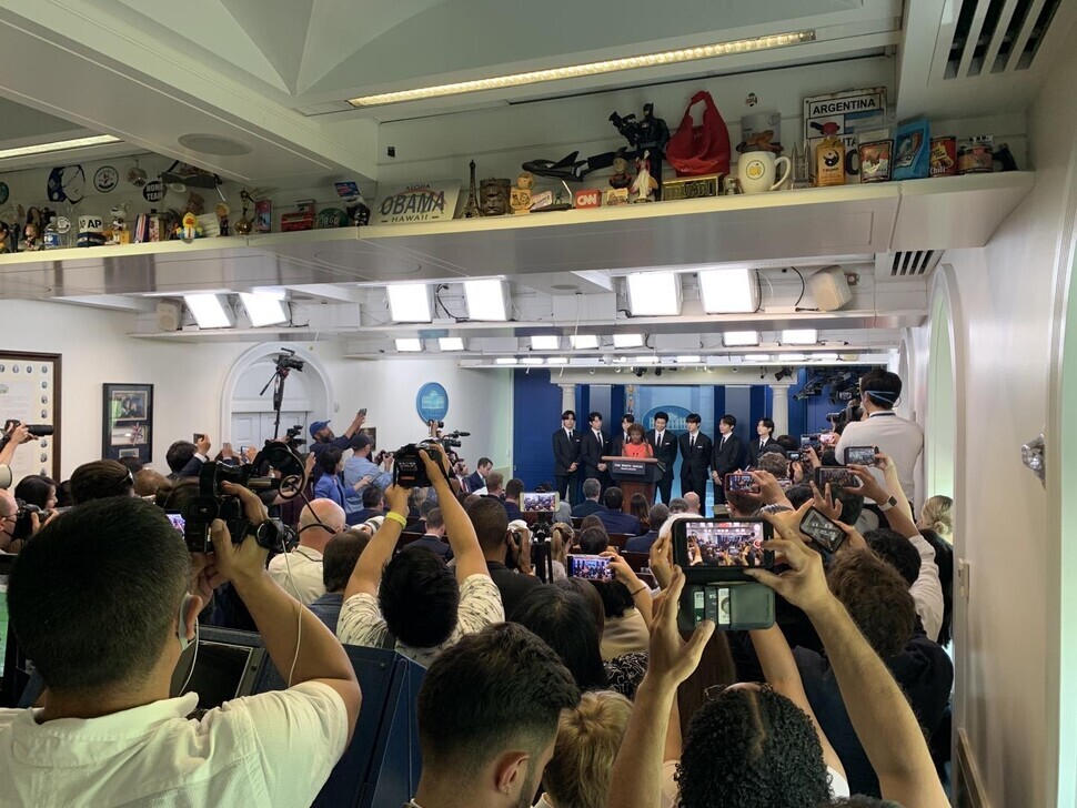 Members of the press crowd the White House briefing room on May 31 to cover BTS’ visit to the White House. (Yonhap News)