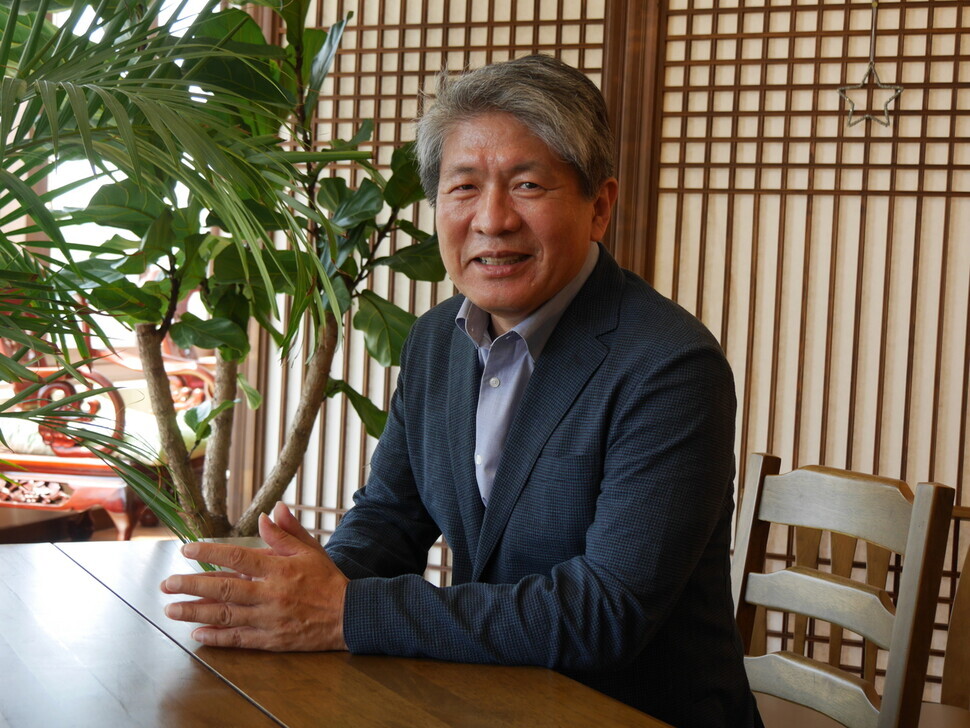 The K-Culture Center’s founder Choi Joon-sik sits down for an interview with the Hankyoreh. (Cho Yeon-hyun/The Hankyoreh)