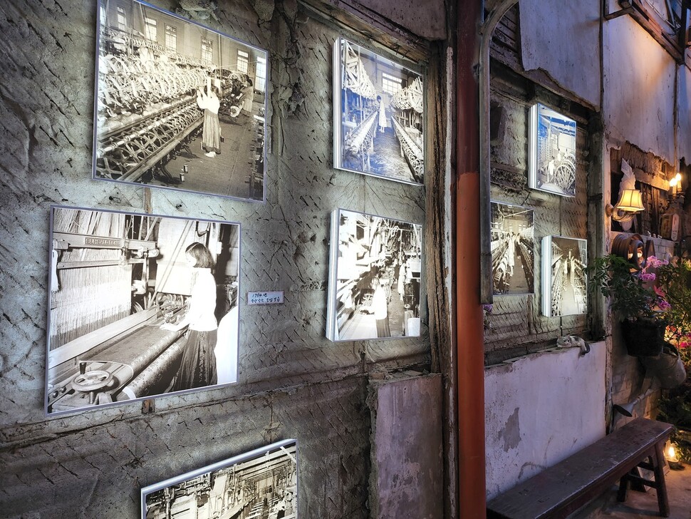조양방직 안에 전시된 1960년~70년 직물공장 당시 사진들. 허윤희 기자