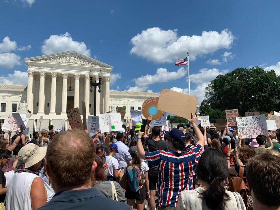 지난 6월 25일 시민들이 미국 연방대법원 청사 앞에서 전날 ‘로 대 웨이드’ 판례 폐기에 항의하고 있다. 워싱턴/이본영 특파원
