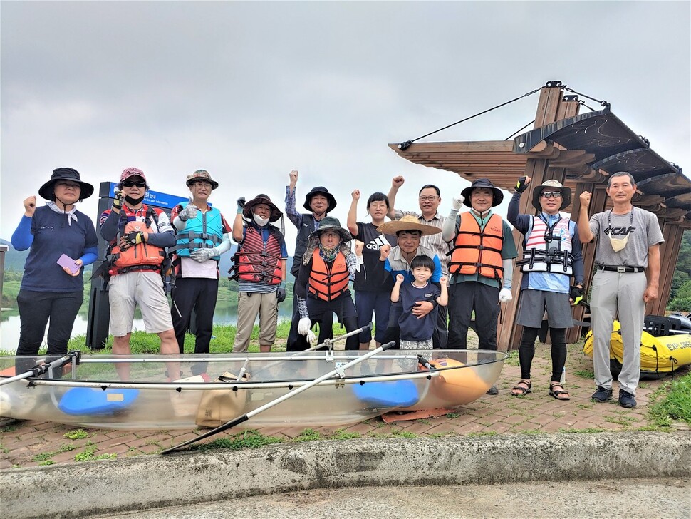 ‘낙동강 녹조 탐사대’ 회원들이 지난 23일 첫 탐사에 나서며 결의를 다지고 있다. 최상원 기자