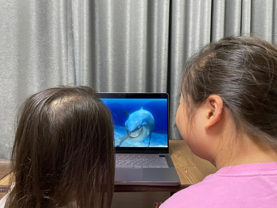 딸들이 애니메이션 <니모를 찾아서>에 나오는 ‘채식을 선언한 상어’를 보고 있다. 