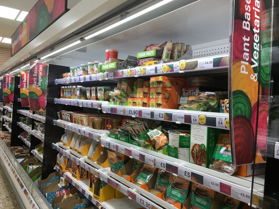 ‘식물기반’ 식품을 파는 슈퍼마켓의 매대.