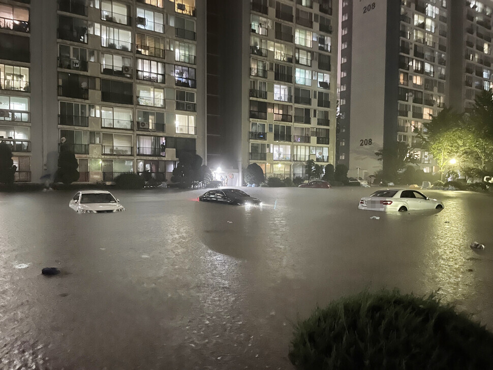 Torrential rainfall caused the parking lot of an apartment complex in the Daechi neighborhood of Seoul to flood on Aug. 8. (Yonhap News)