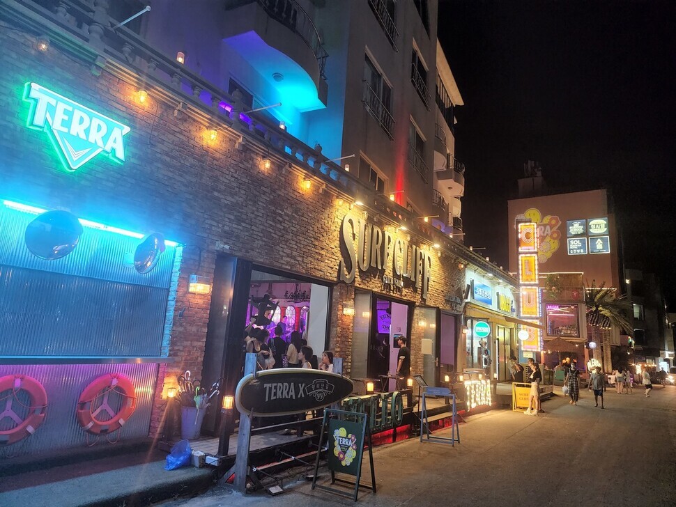 Yangnidan Road features nightlife like clubs and cafes (Her Yun-hee/The Hankyoreh)