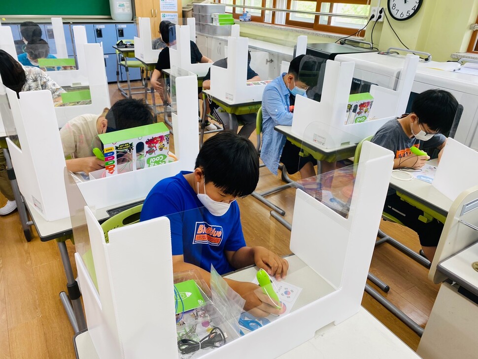 혁신학교로 지정된 경기도 용인제일초등학교가 자체적으로 운영하는 미래교실 수업 모습. 용인교육지원청 제공