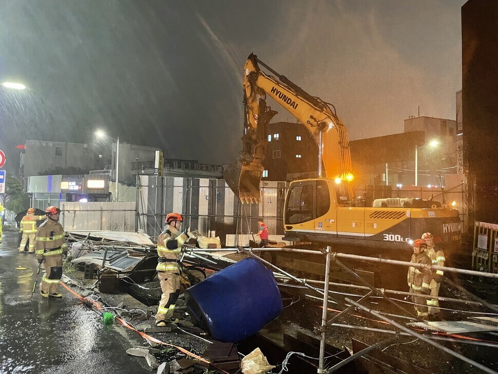 Firefighters take safety measures at a construction site in Seogwipo, Jeju Island, that was hit by gales from Typhoon Hinnamnor on the evening of Sept. 5. (courtesy Seogwipo Fire Station)