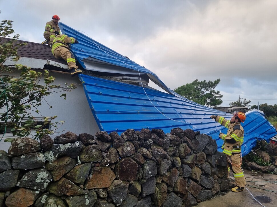 Firefighters in Seogwipo, Jeju Island, take safety measures on Sept. 6 after the roof of a house in the town of Daejeong was blown off by Typhoon Hinnamnor. (courtesy Jeju First Safety Headquarters)