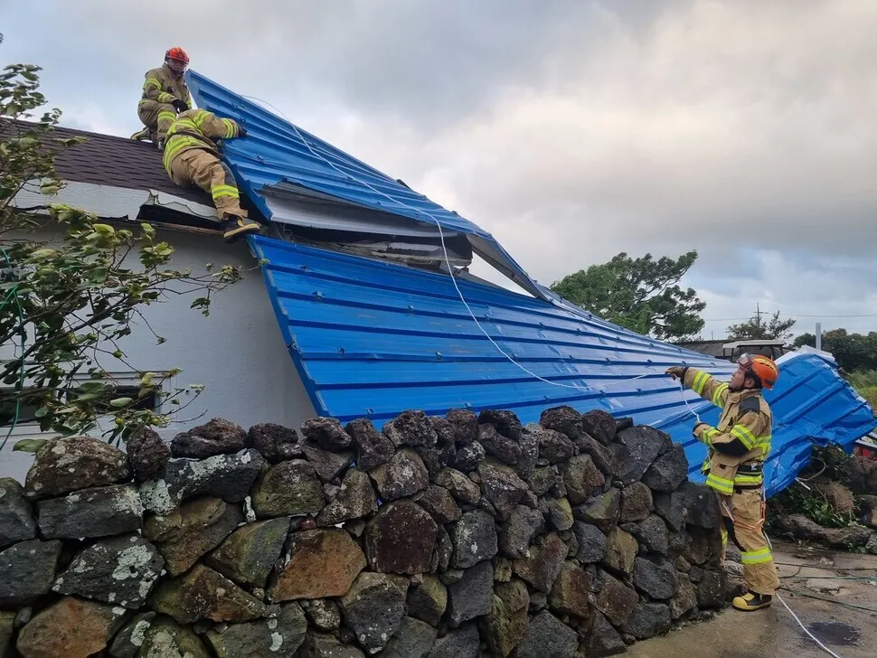 Firefighters in Seogwipo, Jeju Island, take safety measures on Sept. 6 after the roof of a house in the town of Daejeong was blown off by Typhoon Hinnamnor. (courtesy Jeju First Safety Headquarters)